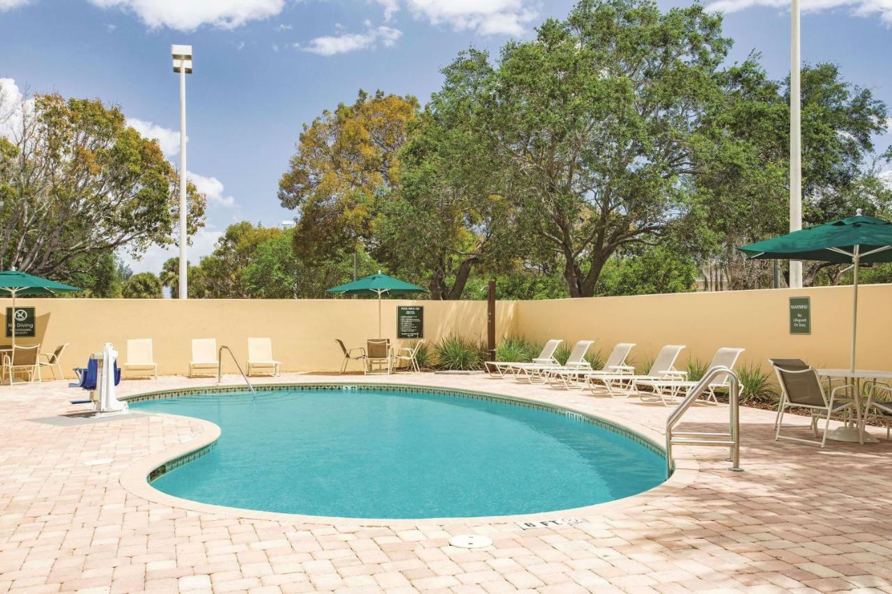 La Quinta by Wyndham Fort Lauderdale Tamarac Bagian luar foto