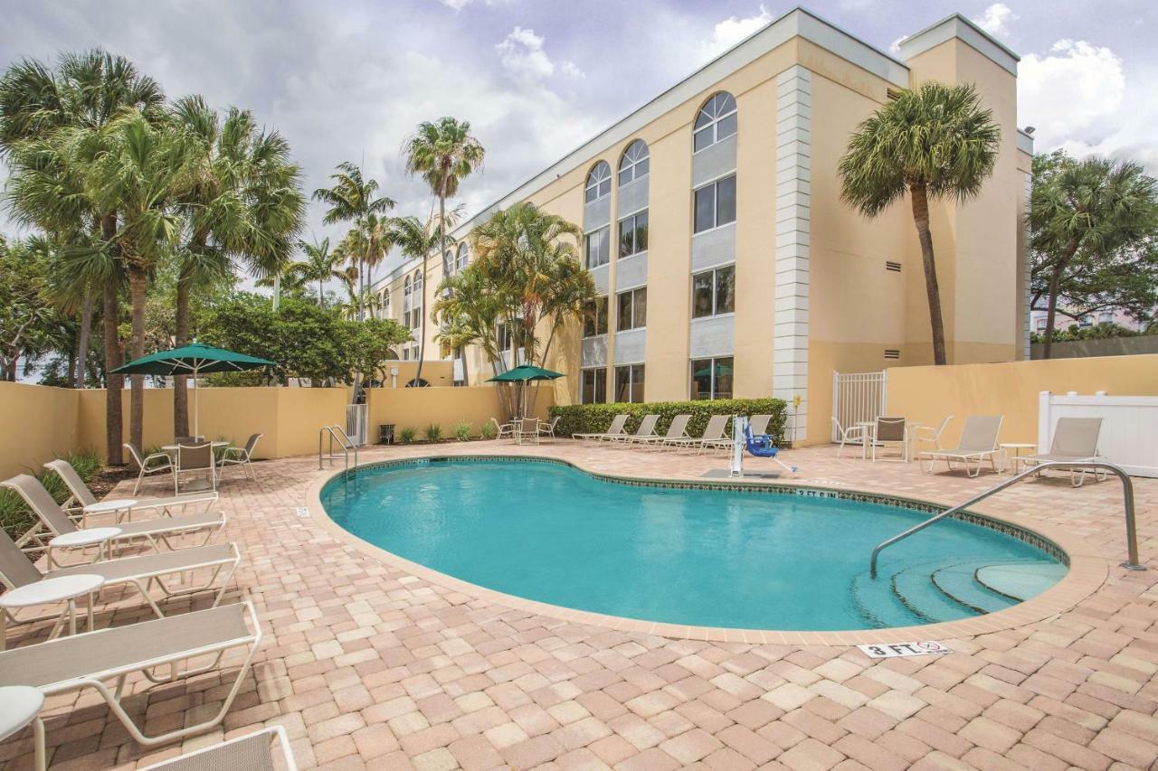 La Quinta by Wyndham Fort Lauderdale Tamarac Bagian luar foto