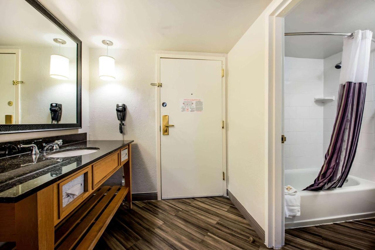 La Quinta by Wyndham Fort Lauderdale Tamarac Bagian luar foto